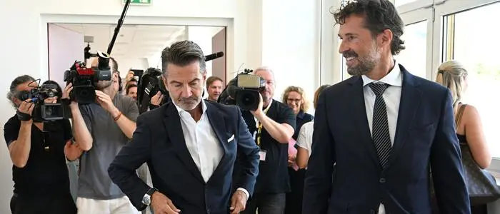 Roland Weißmann und sein Anwalt Oliver Scherbaum vor einem Verhandlungstermin im August