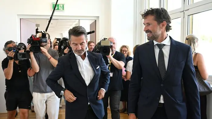 Roland Weißmann und sein Anwalt Oliver Scherbaum vor einem Verhandlungstermin im August