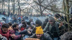 Die griechische Grenzpolizei setzte Tränengas und Blendgranaten gegen die Flüchtlinge ein 