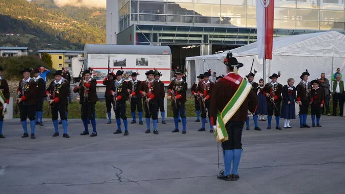 Zum 120-Jahr Jubiläum der FF feuerten die Schützen eine Ehrensalve ab