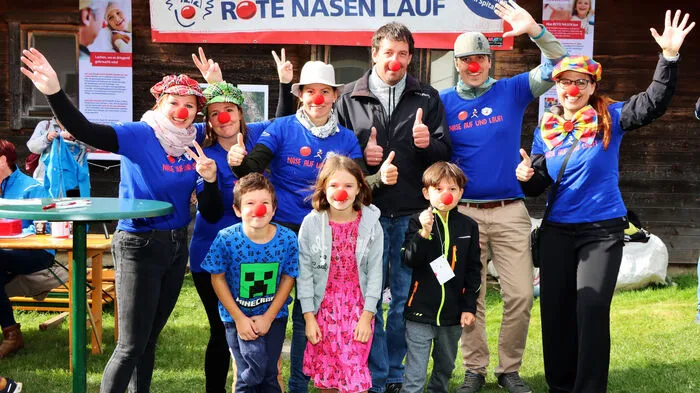 Die Idee dafür hatte Sonja Pertl (1. von rechts), die Obfrau des Ausschusses für Familie, Soziales, Sport und Kultur und sie konnte ihre Kolleg:innen im Ausschuss, Eva Schmölzer und Heimo Gruber, sofort von dieser guten Sachen überzeugen und auch sie waren von Anfang an voller Ideen und Einsatzbereitschaft mit dabei. Anmerkung: Der Ausschuss setzt sich aus allen drei politischen Organisationen der Gemeinde zusammen.
