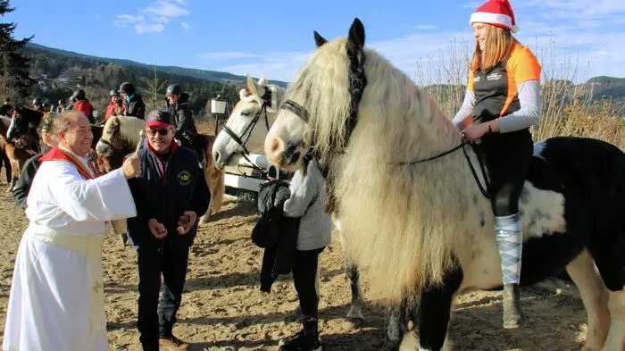 Nach sechsjähriger Pause organisierte die Familie Seidler gemeinsam mit den Mitgliedern des RFC Spatenhof in Ligist wieder eine Pferdesegnung am Stefanitag. 