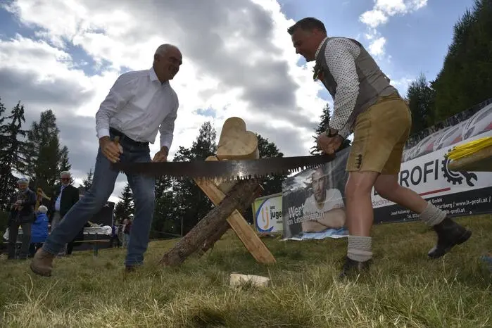 Großen Spaß machte den Besuchern auch das händische Aussägen eines 25 cm großen Holzherzens mit einer Zugsäge. 