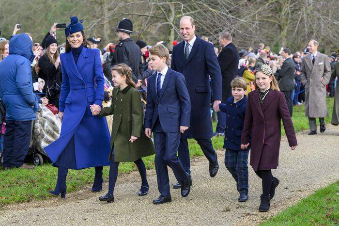 Die britischen Royals am Weg zum Weihnachtsgottesdienst: Catherine, Prinzessin von Wales, Prinzessin Charlotte, Prinz George, Prinz William, Prinz Louis und die Cousine der drei Kinder, Mia Tindall 
