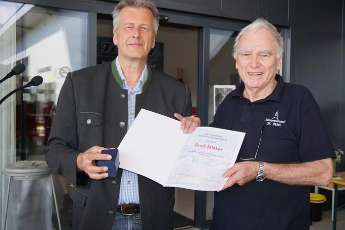 St. Peters Bürgermeister Wolfgang Rosenkranz überreichte Ortsgruppenobmann Erich Mlakar eine Ehrenurkunde für die Aktivitäten des Seniorenbundes in der Gemeinde.