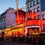 Das Moulin Rouge ist ein beliebtes Wahrzeichen in Paris