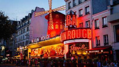 Das Moulin Rouge ist ein beliebtes Wahrzeichen in Paris