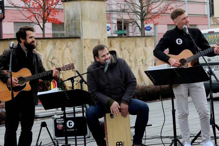Für Stimmung sorgt die Live-Band „Caparo“.