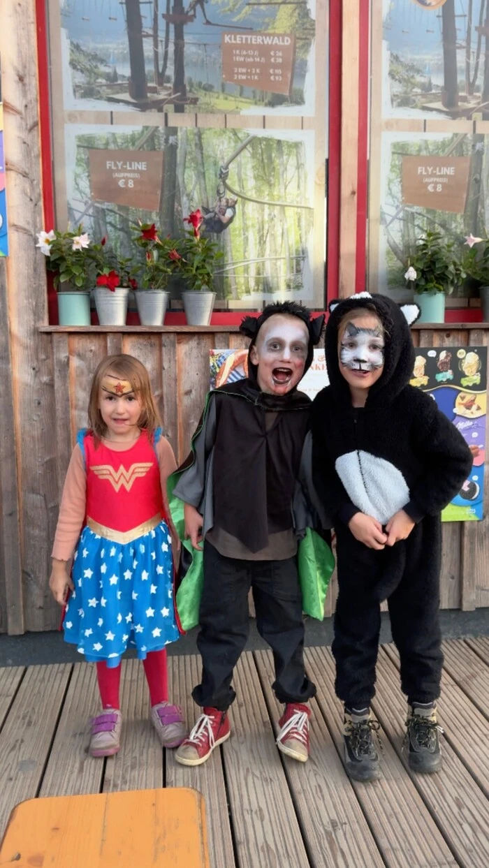 Gruselige Verkleidungen sind beim Besuch im Familywald erwünscht