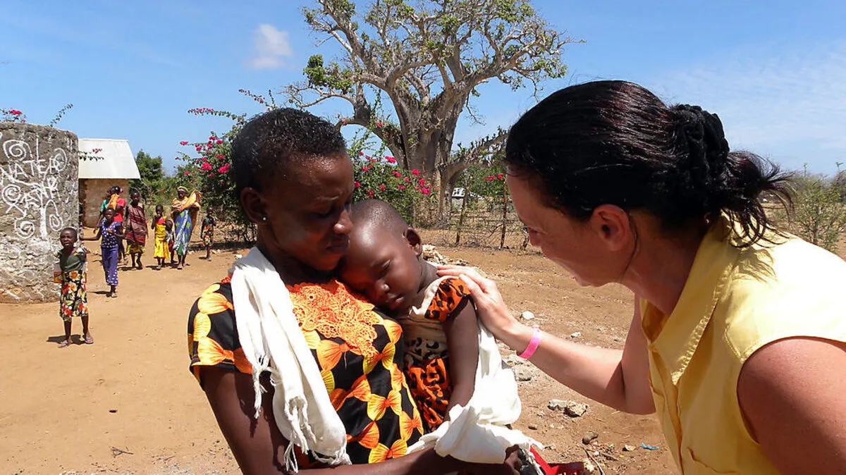 Alexandra Neuhold und eine Mutter mit Kind in der trockenen Gegend von Gongoni. Dort baut „Zukunft Dank Dir“ einen Brunnen