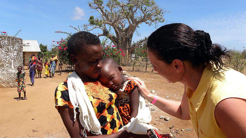 Alexandra Neuhold und eine Mutter mit Kind in der trockenen Gegend von Gongoni. Dort baut „Zukunft Dank Dir“ einen Brunnen