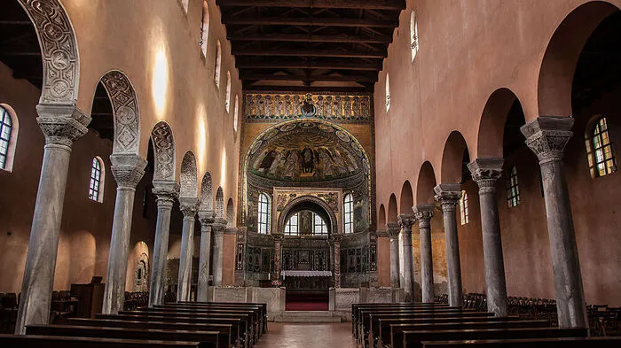 Ein Besuch der Euphrasius-Basilika aus dem sechsten Jahrhundert, die zum Unesco-Weltkulturerbe gehört und eine der kostbarsten Denkmäler Istriens darstellt, ist ein weiteres Highlight in Poreč.