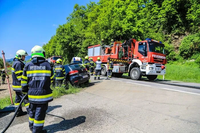 Die Feuerwehren bargen die Fahrzeuge, die beide in den Straßengraben geschleudert wurden und erledigten die Aufräumarbeiten.