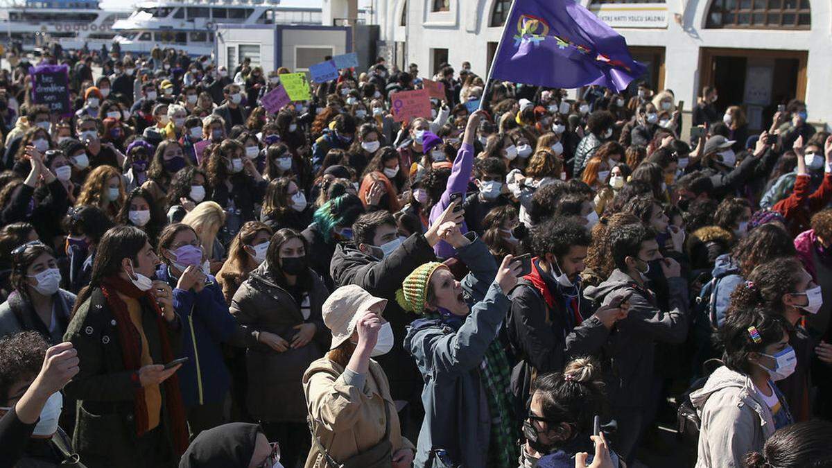 Hunderte Frauen zogen in Istanbul durch die Straßen 