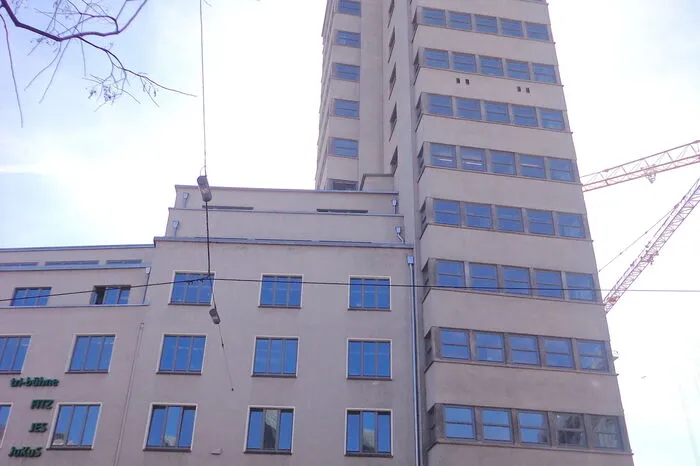 Rundum finden sich (trotz schwerster Kriegsschäden) zahlreiche weitere wichtige Bauten der Moderne, allen voran der Tagblatt-Turm. Deutschlands erstes Sichtbeton-Hochhaus, entworfen von Ernst Otto Oßwald, sorgte bei der Eröffnung 1928 für Aufsehen und beeindruckt heute noch.
