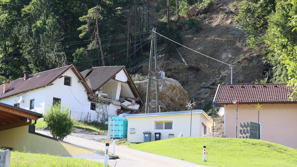 In Rottenstein donnerte ein riesiger Felsen auf ein Gebäude