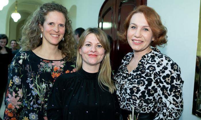 Bei der Premierenfeier: Nora Schmid, Verena Stoiber (Regie) und „Lucia“ Ana Durlovski