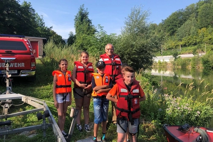 Nach einer kurzen Einweisung wurde das erste Einsatzszenario abgearbeitet. Dabei standen Grundlagen im Wasserdiensteinsatz, Knotenkunde und Kommandos sowie Bootfahren und Rettung einer Person aus der Mur im Mittelpunkt.          