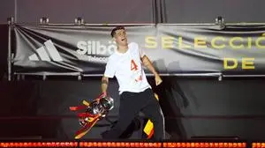 Spanish national football team celebrates winning UEFA EURO, EM, Europameisterschaft,Fussball 2024 in Madrid Spanish player Alvaro Morata seen raising the trophy during the celebration of the Spanish national football team for the victory of the UEFA Euro 2024 title at Plaza de Cibeles on May 12, 2024 in Madrid, Spain. Madrid Plaza de Cibeles Madrid Spain Copyright: xAlbertoxGardinx AGardin_20240715_Euro2024_Spain_Cibeles_021