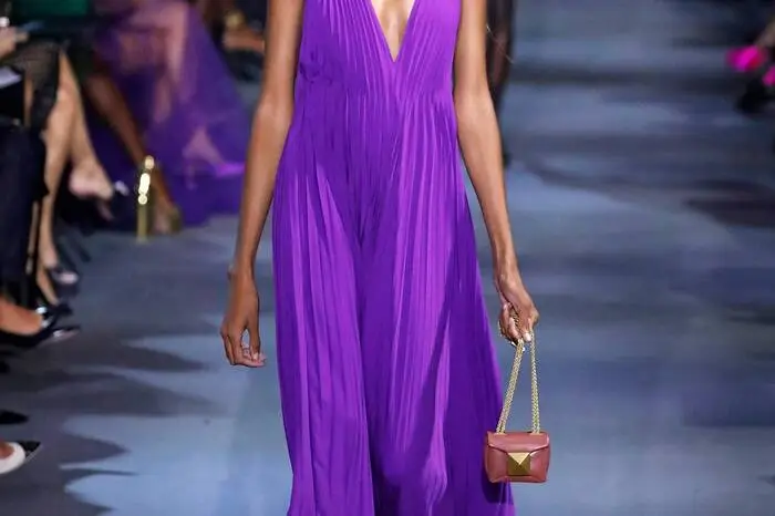 "Very Peri" heißt die Pantonefarbe des Jahres 2022. In Kombination mit dem Maxikleid-Trend ist das Ergebnis, wie hier auf der Frühling/Sommer-Modenschau des italienischen Labels Valentino, ein bunter, extravaganter Hingucker, der ein warmes Inselgefühl vermittelt.