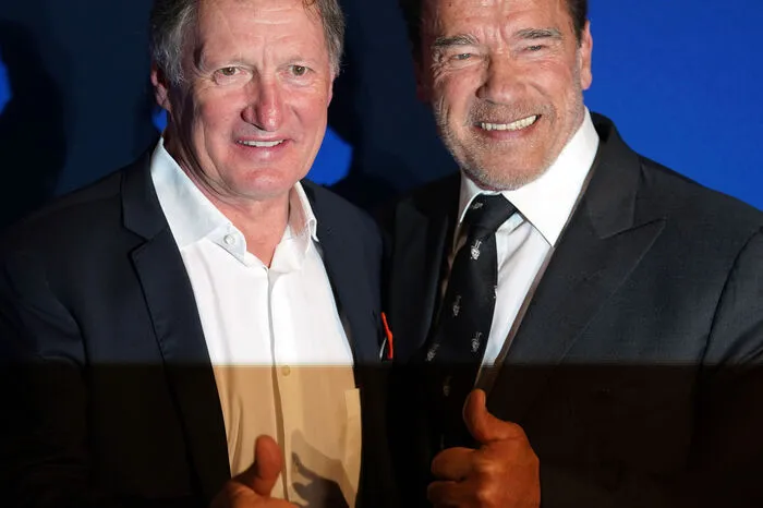Herzliche Begrüßungen der Skilegenden Franz Klammer und Hansi Hinterseer folgten, denen der Terminator gleich einmal seine Tochter vorstellte.