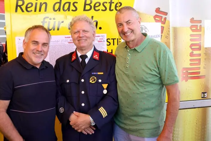 Bis spät in die Nacht wurde gemeinsam gefeiert, getanzt und auf die Kameradschaft angestoßen. In optimaler Feierlaune gesichtet: Bürgermeister Walter Zemrosser, Landesfeuerwehrkommandant-Stellvertreter Friedl Monai, Provisor John Opara, Amtsleiter Hubert Madrian, Feuerwehr-Kommandant Johann Delsnig mit Stellvertreter Markus Zuschnig, Oberst Alexander Krasznitzer, Polizeiinspektionskommandant Alexander Benedikt, Schuldirektor Hannes Scherzer sowie Feuerwehrarzt Michael Obmann. 