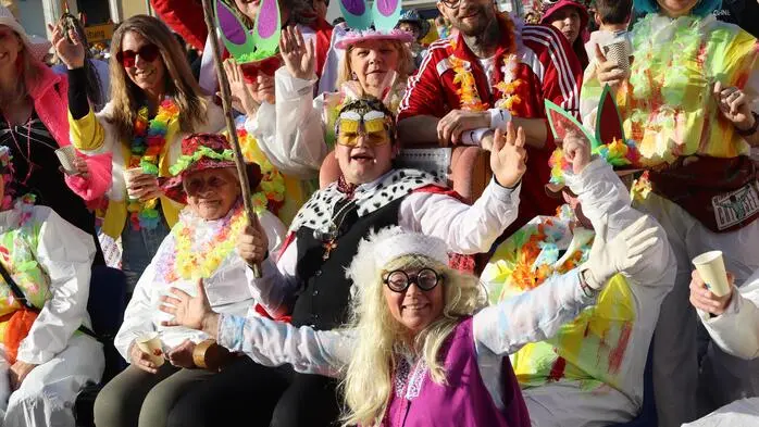 Hunderte Narren und Faschingspopperl zog es am Dienstagnachmittag in die Weizer Innenstadt. Die Volkshilfe Weiz performte auf der Bühne zum Lied „König von Mallorca“.