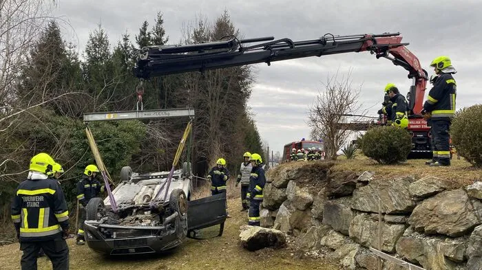 Am Sonntag kam eine junge Lenkerin mit Voitsberger Kennzeichen auf der L314 der Schilcherweinstraße von St. Stefan ob Stainz Richtung Gundersdorf in einer leichten Linkskurve von der Straße ab.