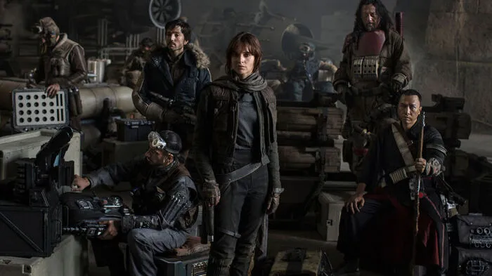 Felicity Jones alias Jyn Erso in der Bildmitte