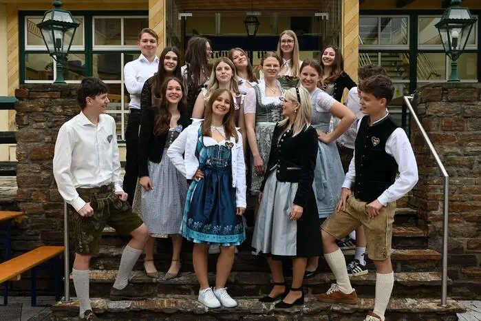 Die Schüler der HLW St. Veit bei den Vorbereitungen für die Modeschau.