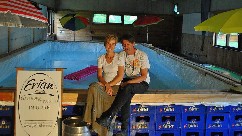 Barbara und Günther Erian vor ihrem riesigen Bierkisten-Pool