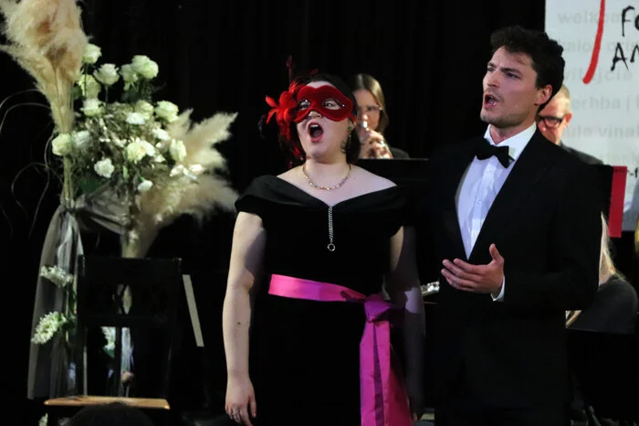 Im ersten Teil des Abends entführt das Johann-Strauß-Ensemble gemeinsam mit den Solisten Goulnara Norkina Sopran und Klemen Val Mihelčič Tenor das Publikum unter dem Motto „Glücklich ist, wer vergisst…“ in die Welt der Operette „Die Fledermaus“. 