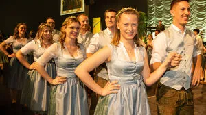 Nach dem Einmarsch fand die Eröffnung durch die Ortsgruppen der Landjugend Südoststeiermark zum Song "Landjugend (Baby, i bin von der...)" von den Draufgängern statt 