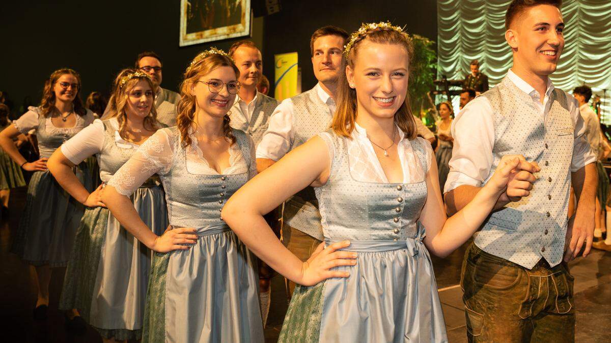 Nach dem Einmarsch fand die Eröffnung durch die Ortsgruppen der Landjugend Südoststeiermark zum Song &quot;Landjugend (Baby, i bin von der...)&quot; von den Draufgängern statt 