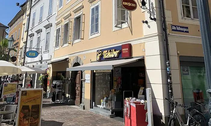 Am Alten Platz hat sich Orasch ebenfalls Objekte gesichert