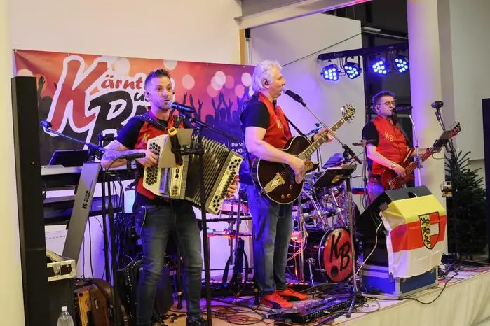Zur Musik der „Kärntner Buam“ das Tanzbein schwingen sah man bei der „Nacht in Tracht“ unter anderem Landeshauptmann-Stellvertreter Martin Gruber „Hausherrn“ Bürgermeister Wolfgang Grilz, Alpacem-w&p Zement GmbH-Vertriebsdirektor Peter Ramskogler, Raiffeisen Mittelkärnten-Vorstand Daniel Gradenegger, Feuerwehrkommandanten Christoph Schöngrundner, Chirurgen Gottfried Mauhart sowie Seniorenbund-Obfrau Viktoria Grilz. 