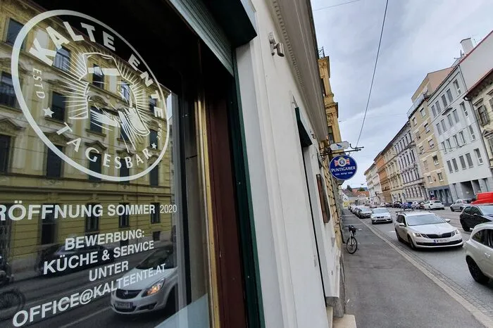 Neu erfunden wird das Blaukrah in der Sparbersbachgasse. Es sperrt noch im Sommer als "Kalte Ente" wieder auf.