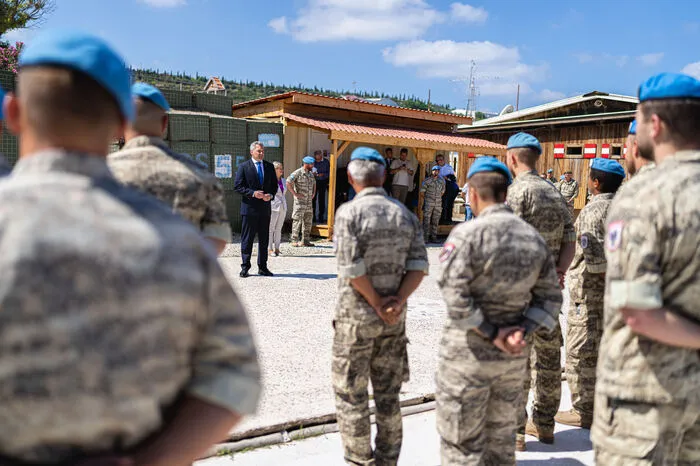 Derzeit scheint die Lage in dem Gebiet, in dem seit Jahren schwere Spannungen zwischen der libanesischen Schiitenbewegung Hisbollah und Israel bestehen, relativ ruhig zu sein. Offiziere berichteten allerdings, dass es immer wieder zu Zwischenfällen komme und Geschosse und Raketen von der einen oder anderen Seite abgefeuert würden.