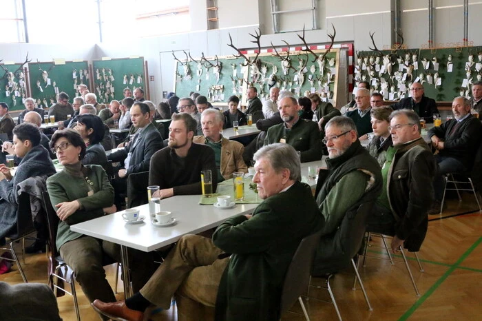 Übrigens: Das Jägerherz höher schlagen hörte man an diesem Nachmittag unter anderen bei Unternehmer Ernst Roth, Bezirksjägermeister-Stellvertreter Harald Bretis sowie Großagrarier Karl Zwillink. 