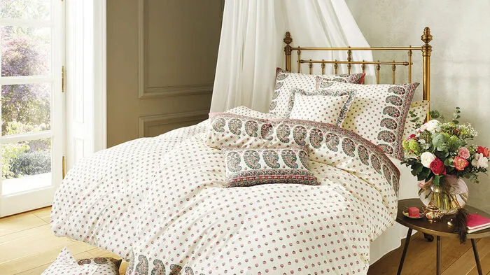 Die floral-lieblichen Designs von Lena Hoschek Living reichen von zarten Paisley-Prints ...