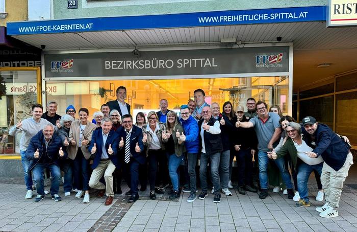 Partystimmung vor dem FPÖ-Parteibüro in Spittal