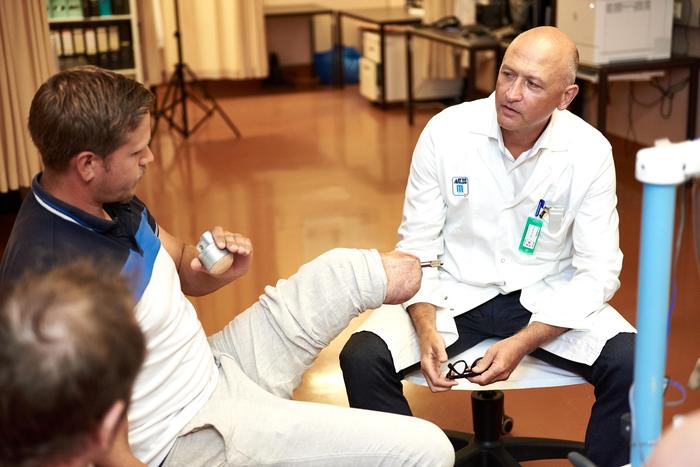 Oskar Aszmann mit einem Patienten mit bionischer Prothese 