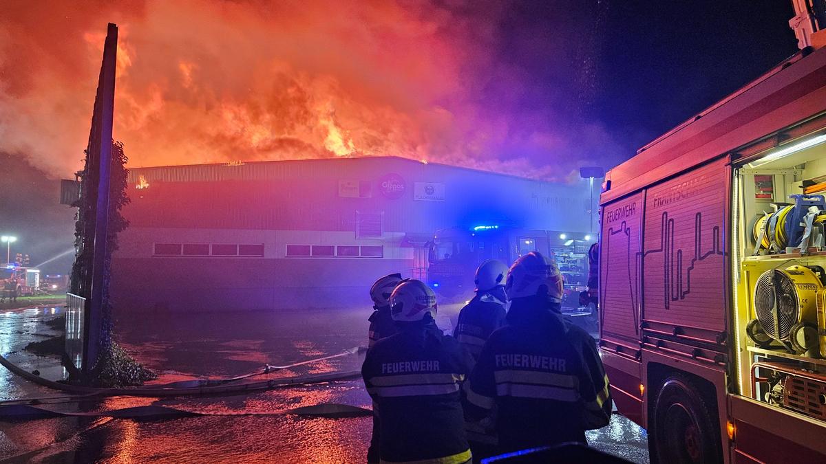 150 Feuerwehrleute standen Freitagfrüh im Löscheinsatz 