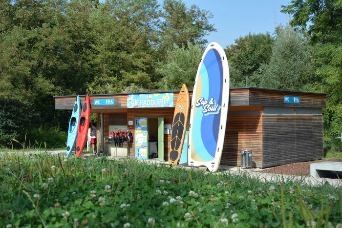 Dank XXL-SUP kaum zu übersehen: die Paddlerei direkt im Naherholungsgebiet Auwiesen
