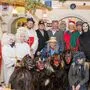 16 verkleidete Darsteller, vom Nikolo bis Krampus, stehen für ein Gruppenbild zusammen  | In Ruden organisiert die örtliche Feuerwehr das jährliche Nikolospiel 
