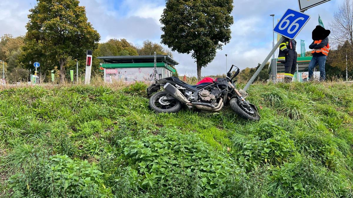 Der Fahrschüler fuhr über den Kreuzungsbereich und prallte gegen die Säule mit dem Verkehrszeichen