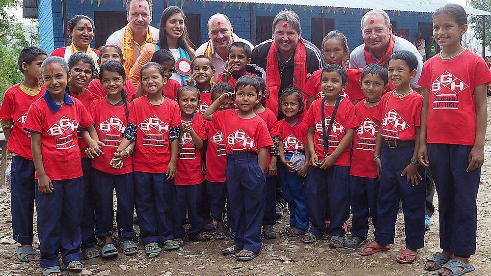 Bausteinaktion: Josef Muchitsch (Bau-Holz) und Andreas Schieder (Naturfreunde) mit Schülern in Nepal