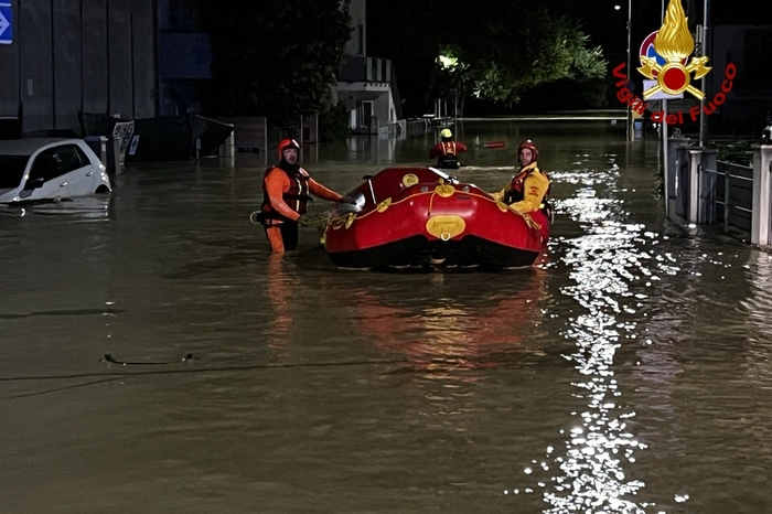 Wegen der heftigen Niederschläge traten Flüsse über die Ufer, Menschen mussten auf Hausdächern und auf Bäumen Zuflucht suchen. Einige Senioren wurden mit Schlauchbooten der Feuerwehr in Sicherheit gebracht. 
