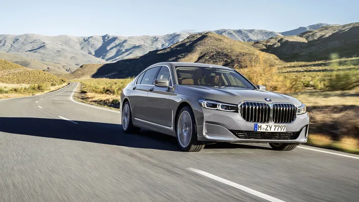 Im März kommt BMWs neues Ober-SUV, der X7 auf den Markt. Und damit die Luxuslimousine der Bayern daneben nicht untergeht, hat auch der 7er optisch aufgerüstet.