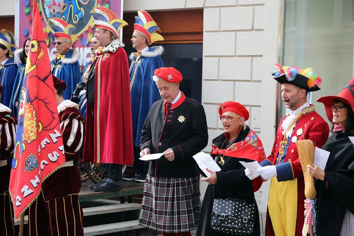 Auch eine Gruppe vom Gleisdorfer Faschingsverein nahm am Narrenwecken in Weiz teil.